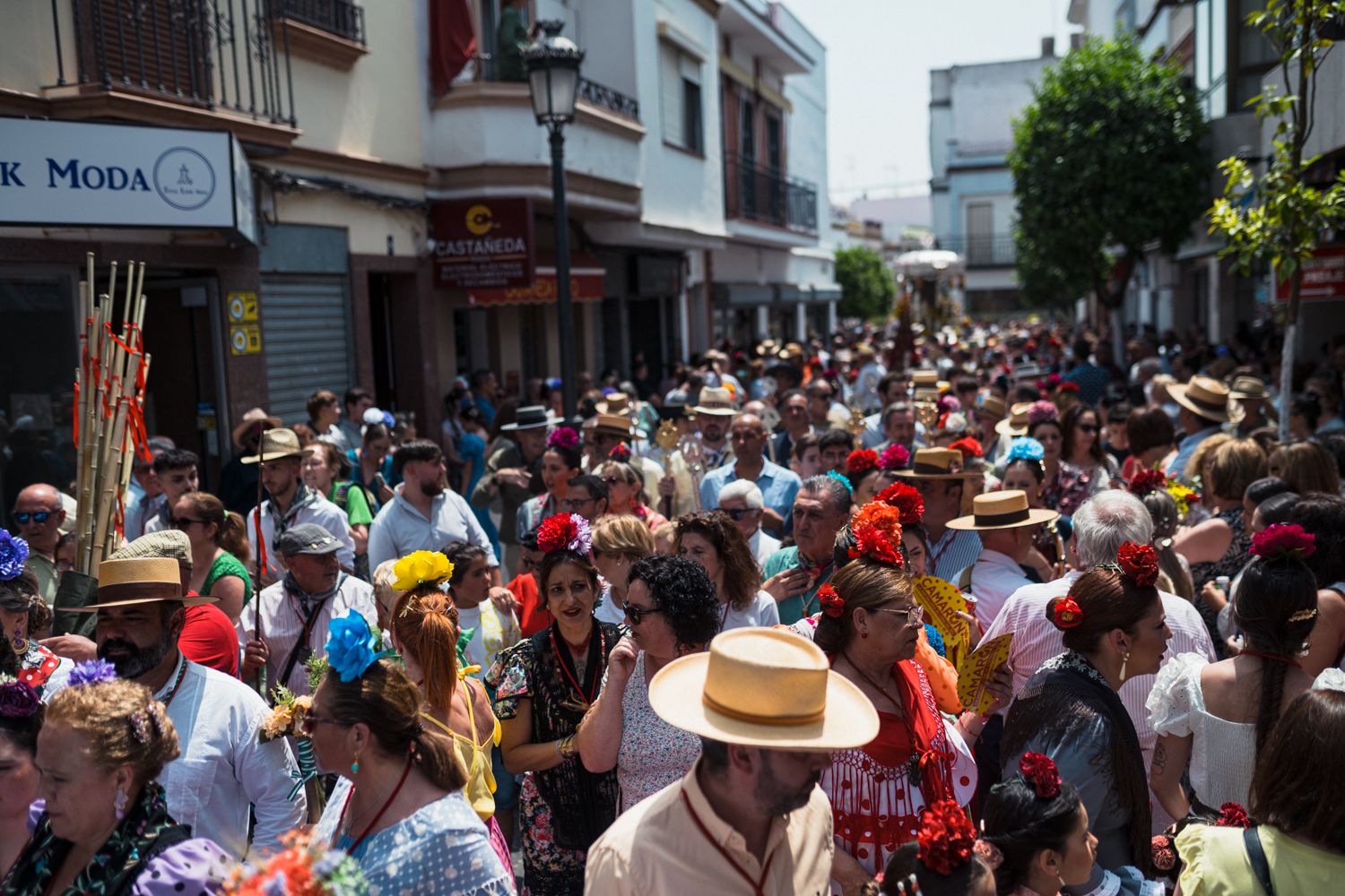 La calle Carretero, abarrotada esperando el simpecado de la Hermandad de Coria.