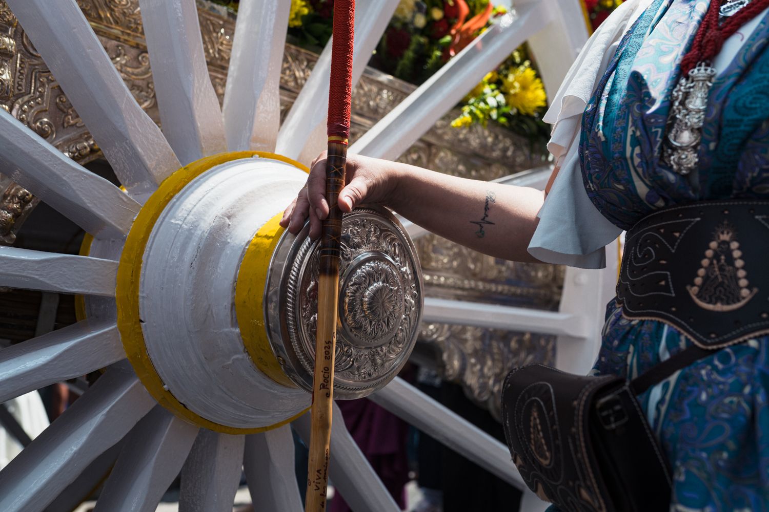 Detalle de la mano de una peregrina en la carreta del simpecado de la Hermandad de Coria.