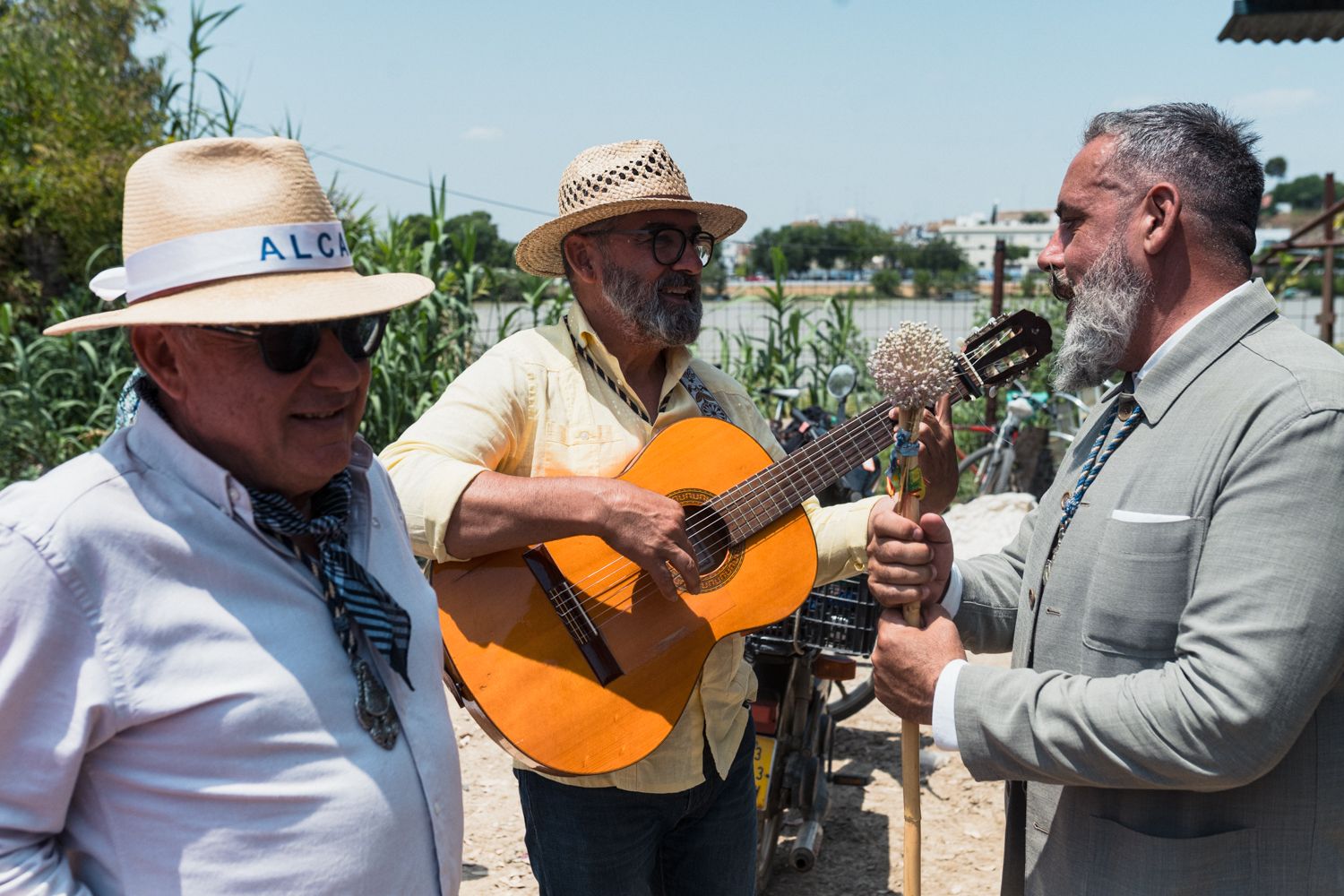 Peregrinos cantando una sevillana, momentos antes de cruzar el río.