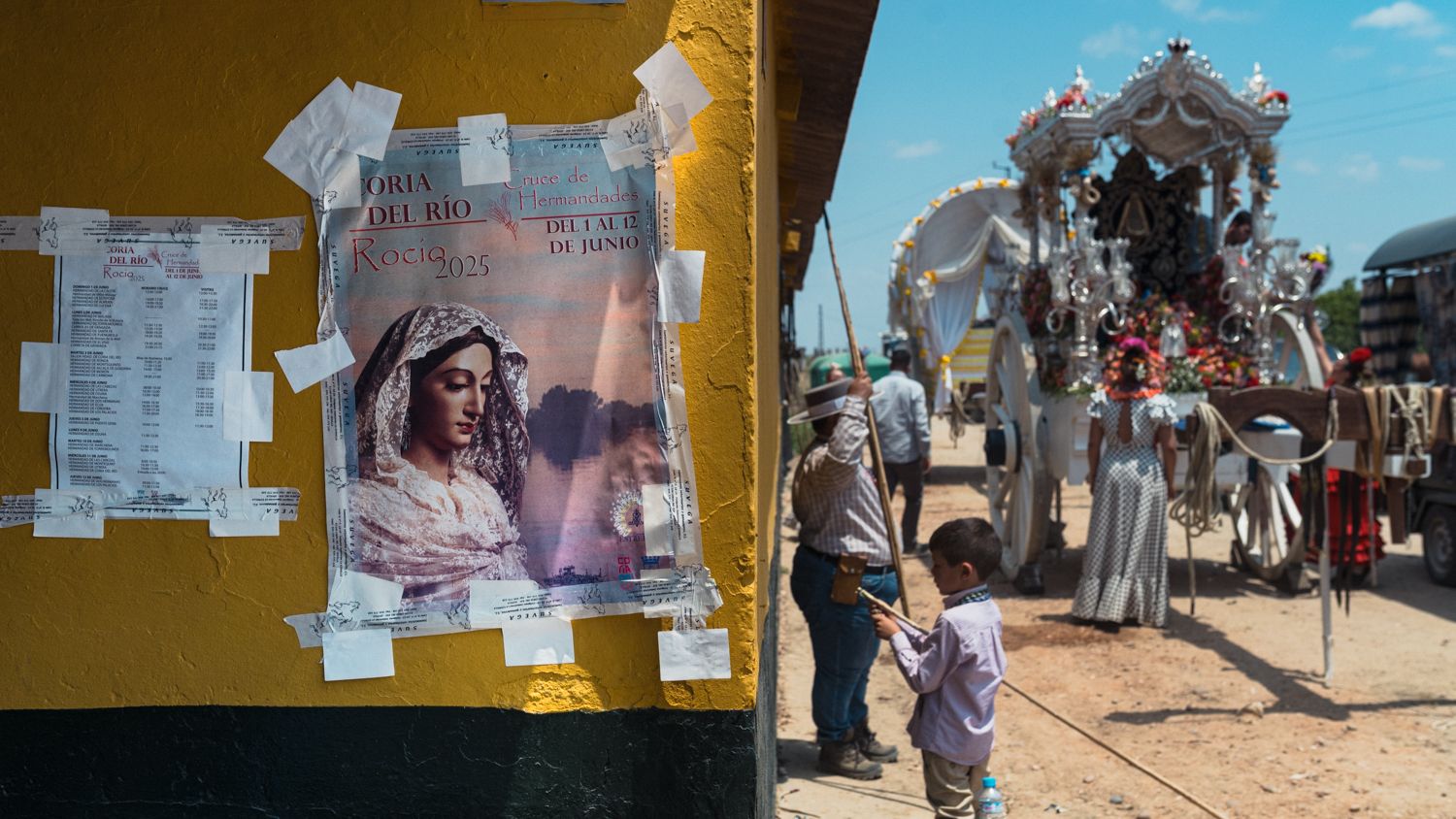 El simpecado de la Hermandad de Alcalá de Guadaíra, esperando su momento para el cruce del río.