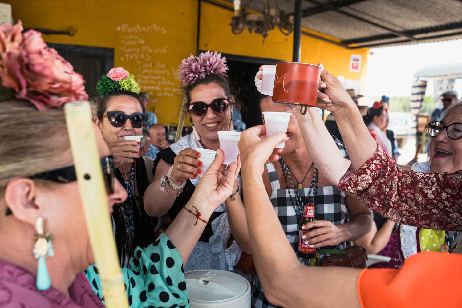 Peregrinas brindando en El Puebla, un popular bar cercano al embarcadero.