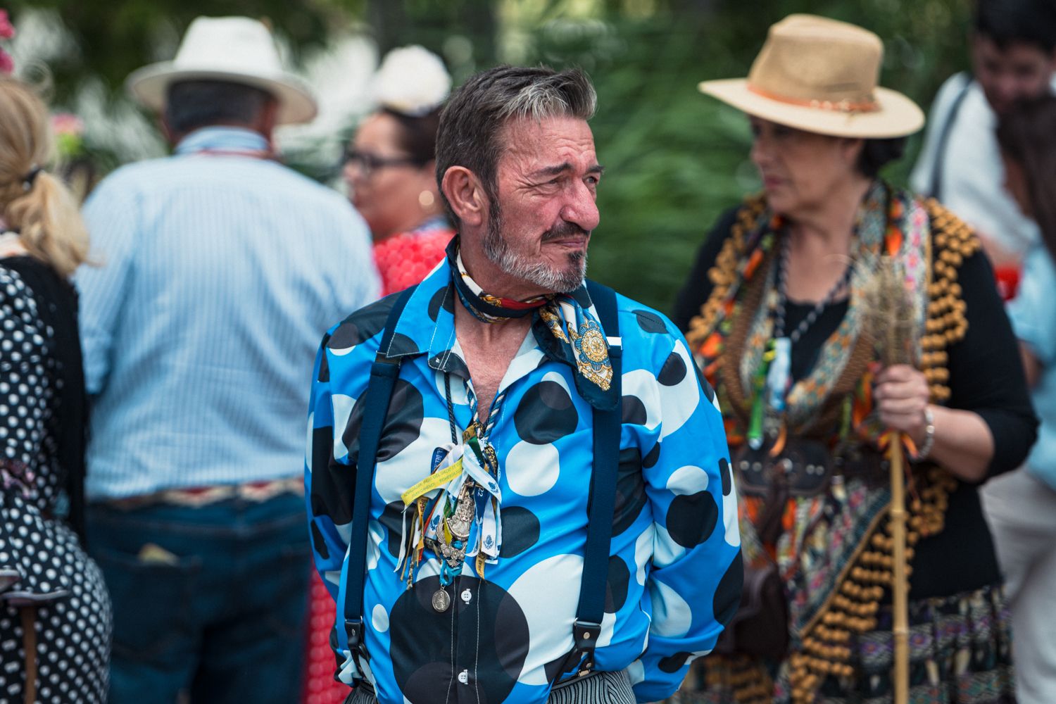 Un peregrino, esperando para cruzar el río.