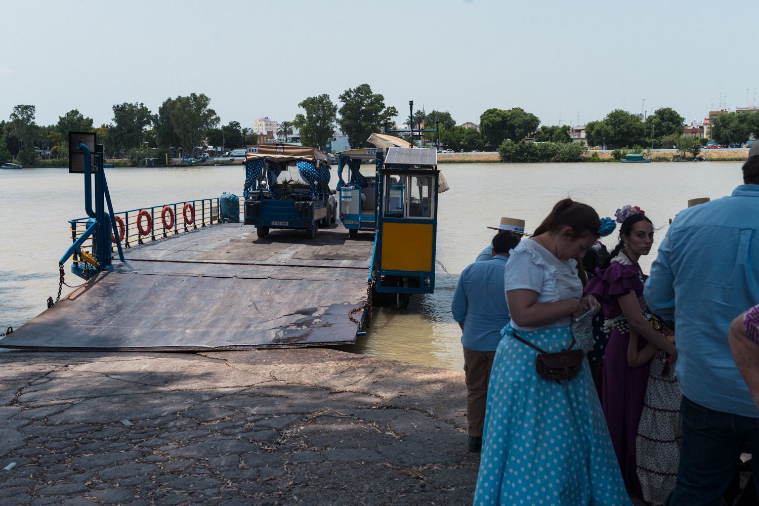 Carretas embarcando en la barca.