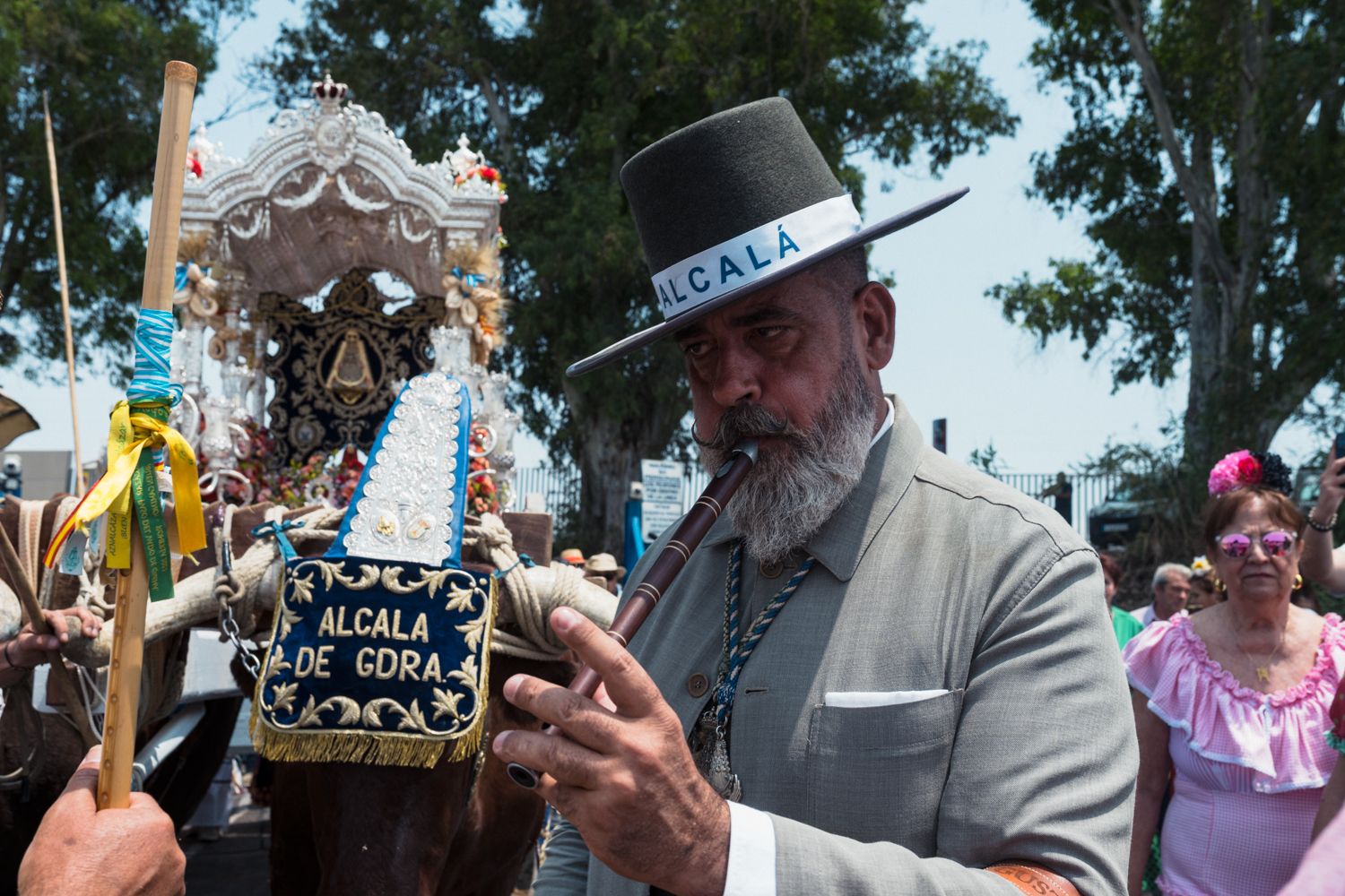 El tamborilero de la Hermandad de Alcalá, acompañando al simpecado.