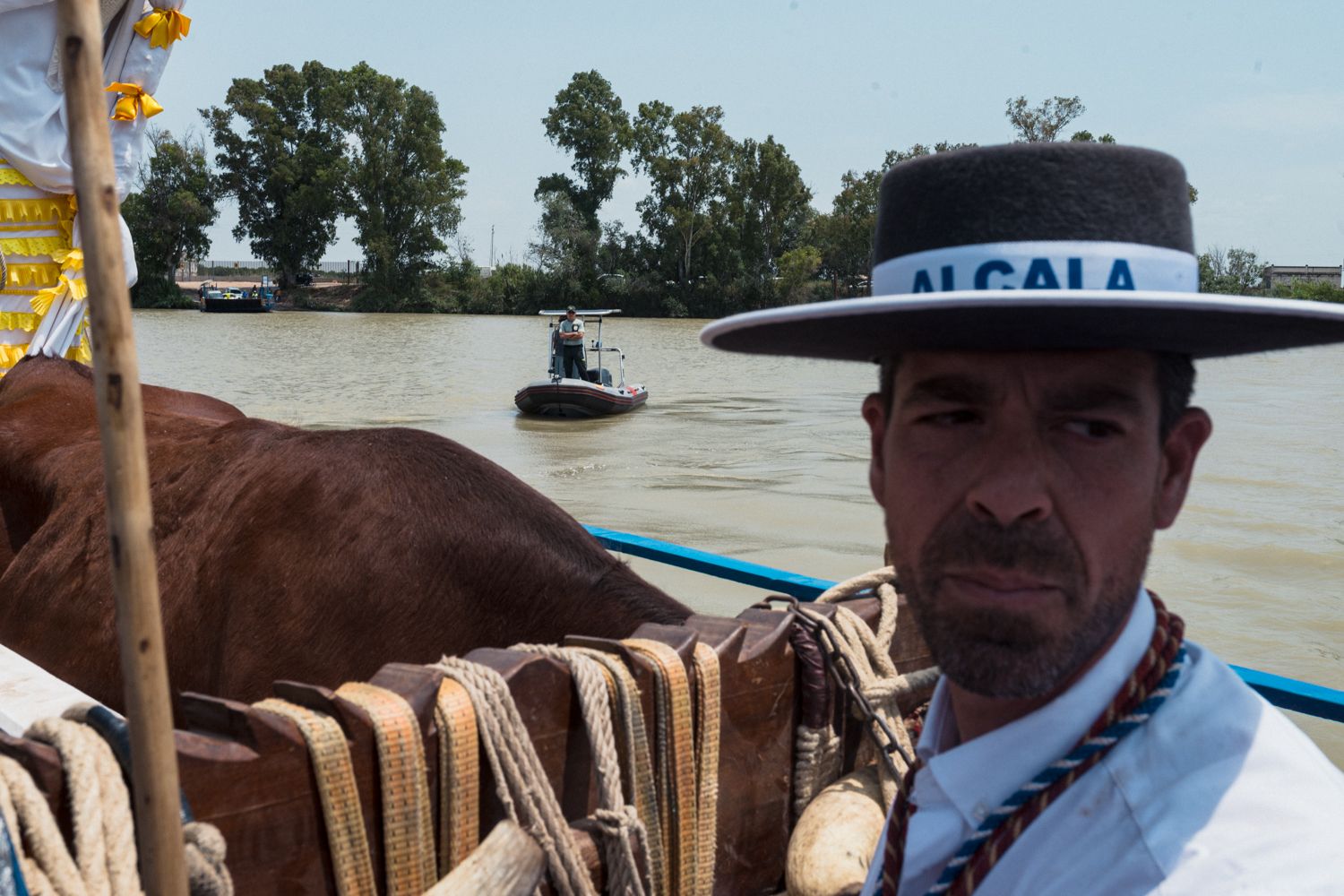 Una embarcación del grupo GEAS de la Guardia Civil, ha velado por el correcto funcionamiento del cruce de las hermandades.