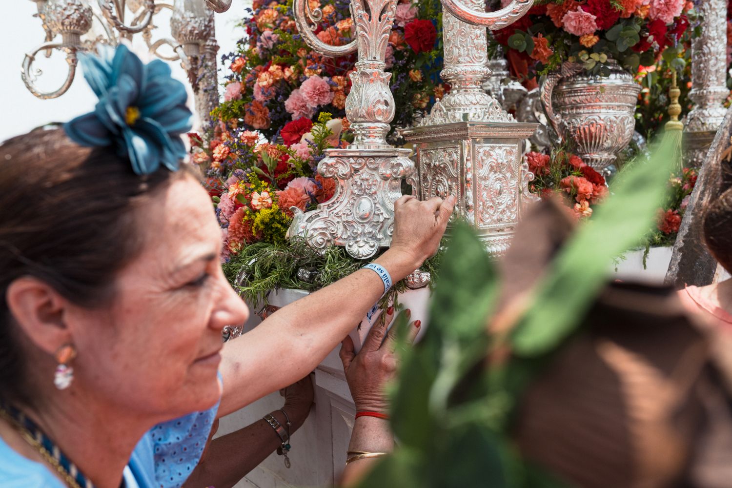 Peregrinos ayudando a la carreta del simpecado.