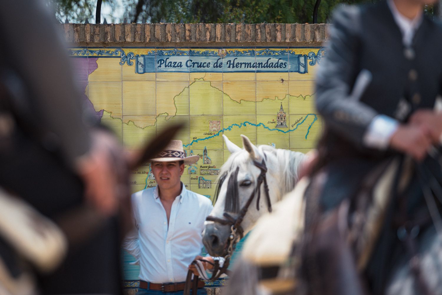 Detalle del azulejo de la Plaza Cruce de Hermandades, en Coria, paso obligado de todas las hermandades que cruzan por la barca.