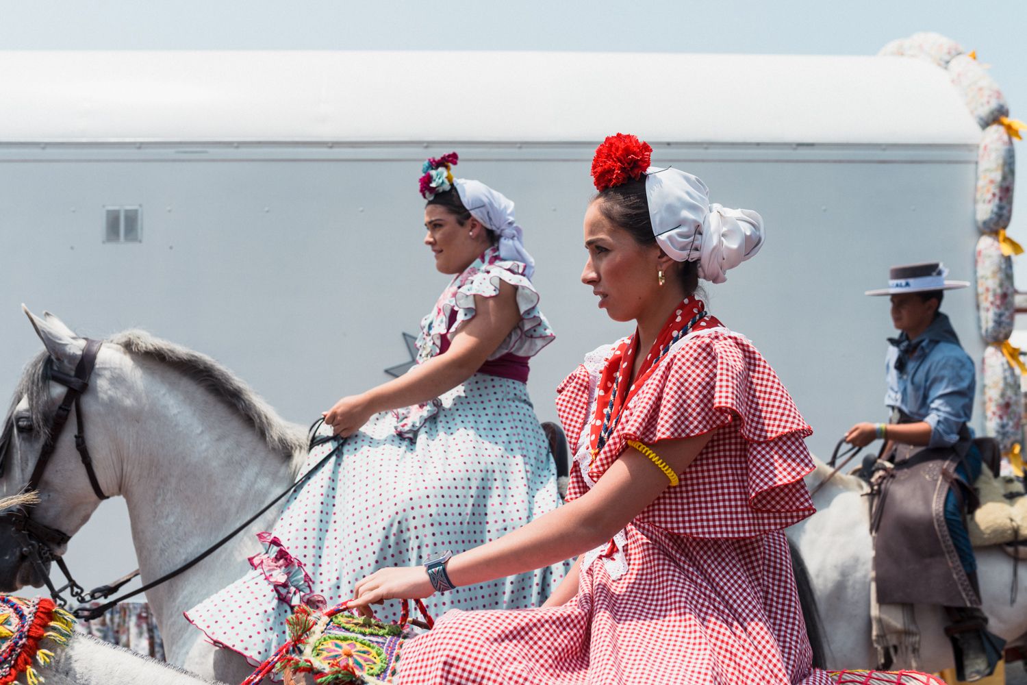 Dos peregrinas, en las calles de Coria.