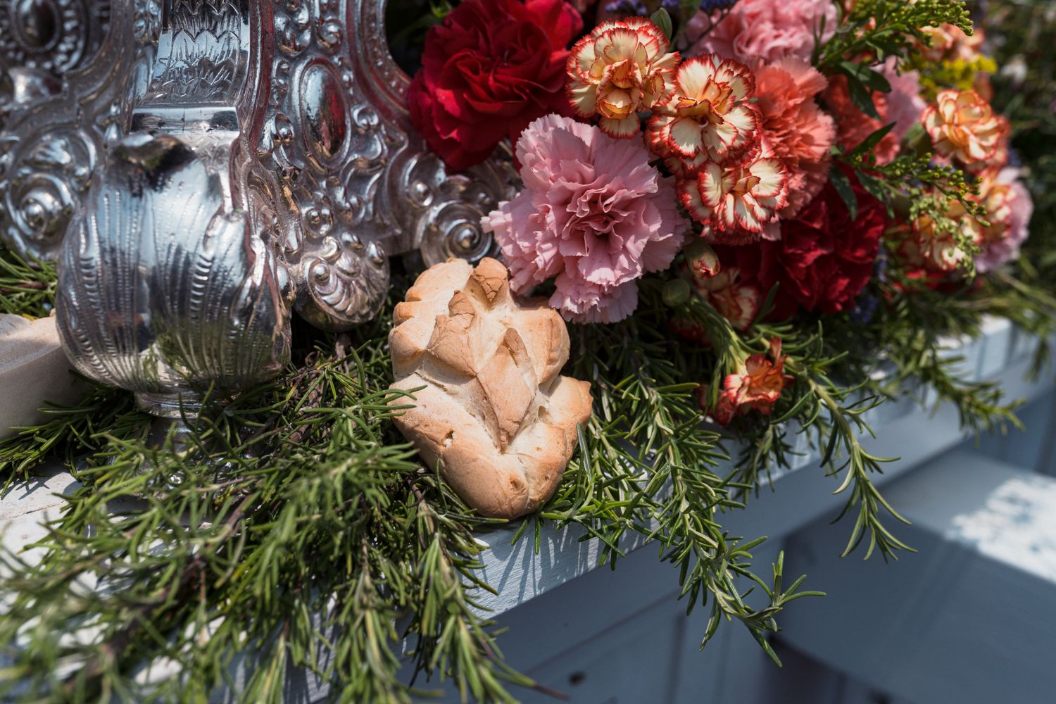 Piezas de pan, decorando el simpecado de la Hermandad de Alcalá de Guadaíra.