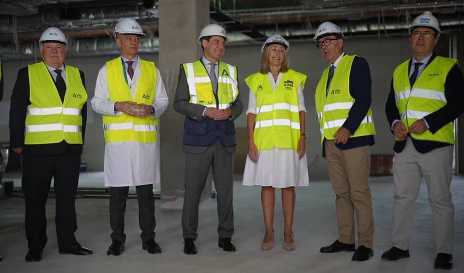 Juanma Moreno y la consejera Rocío Hernández, este lunes en el Reina Sofía de Córdoba.