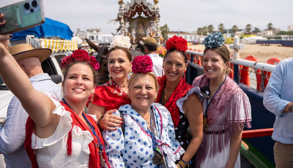 Rocieras gaditanas en la barcaza. 