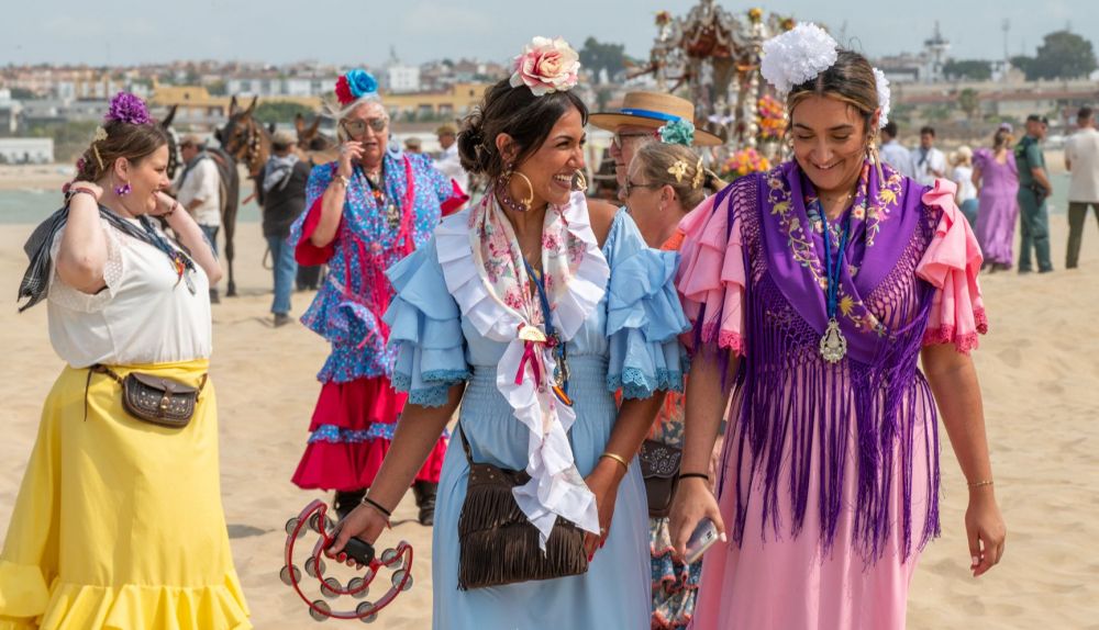 Estas dos hermandas disfrutando de su primera vez en el camino del Rocio