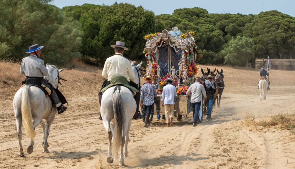 La hermandad de Cádiz poniendo rumbo hacia Doñana. 