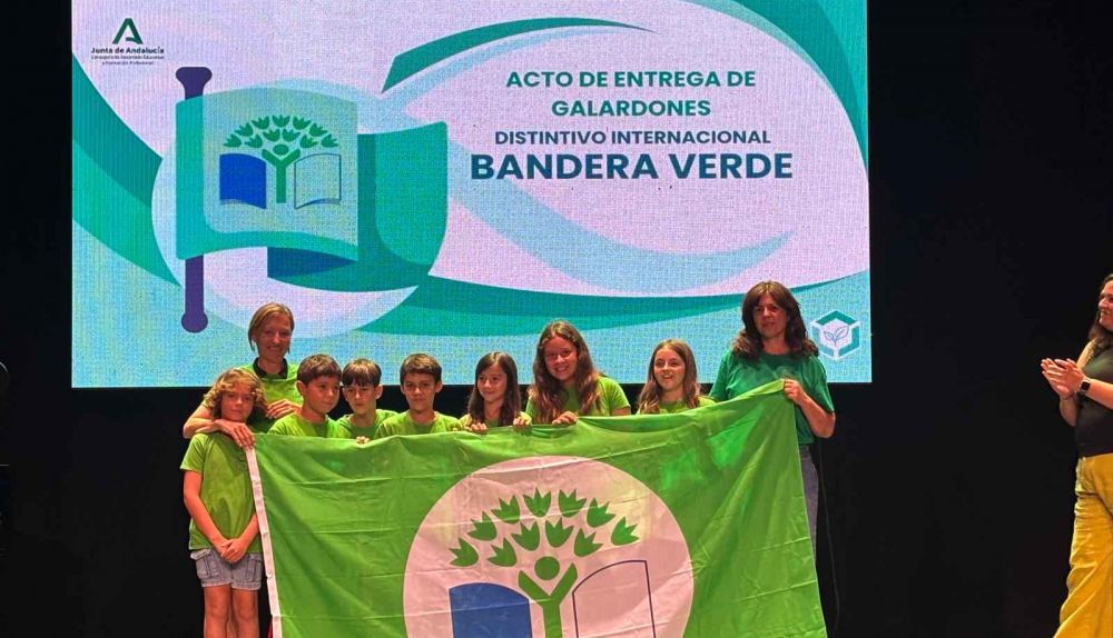 Momento en el que alumnos y alumnas del CEIP Los Molinos reciben la Bandera Verde..