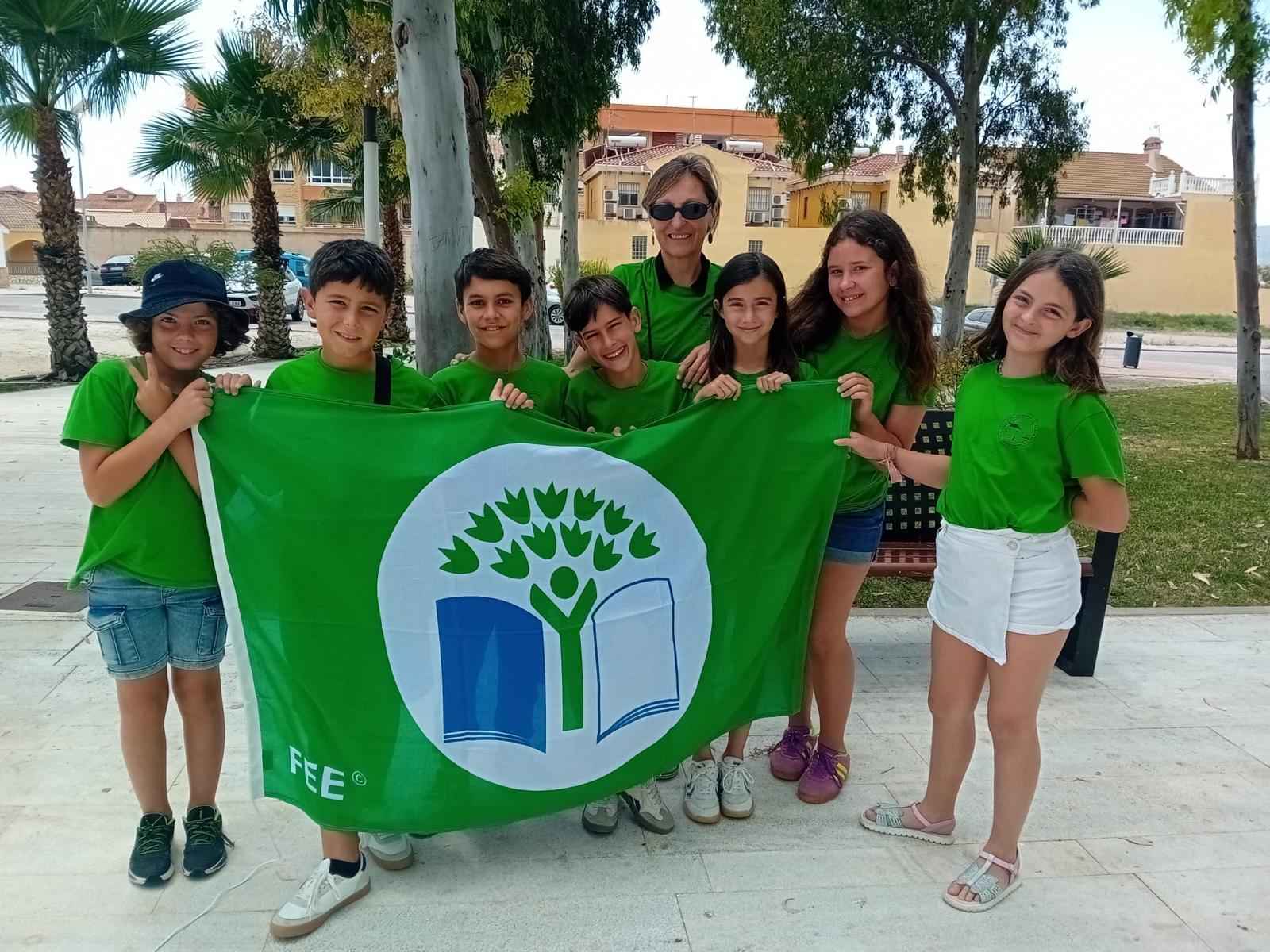 La Bandera Verde con la que han galardonado al CEIP Los Molinos de Vejer. 