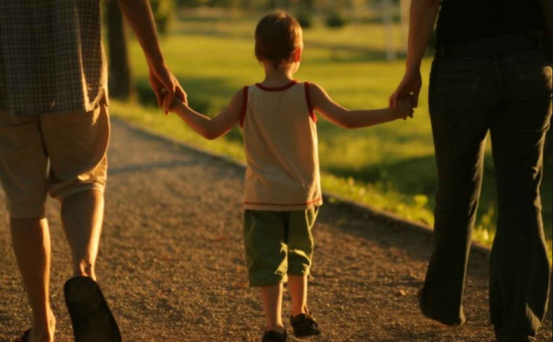 Una pareja junto a su hijo.   EFE