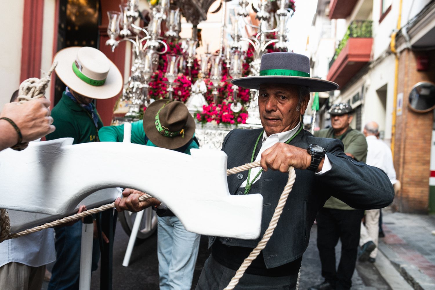 El carretero de la Hermandad de Triana, preparando la carreta para enganchar los bueyes.