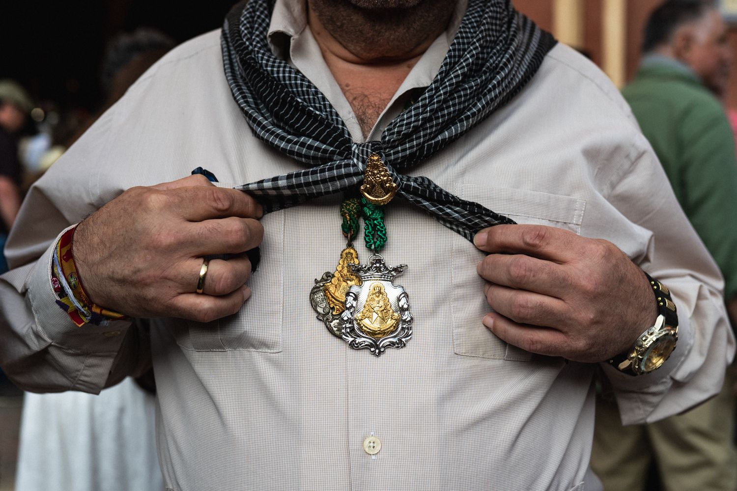 Un peregrino muestra sus medallas de la Hermandad de Triana.