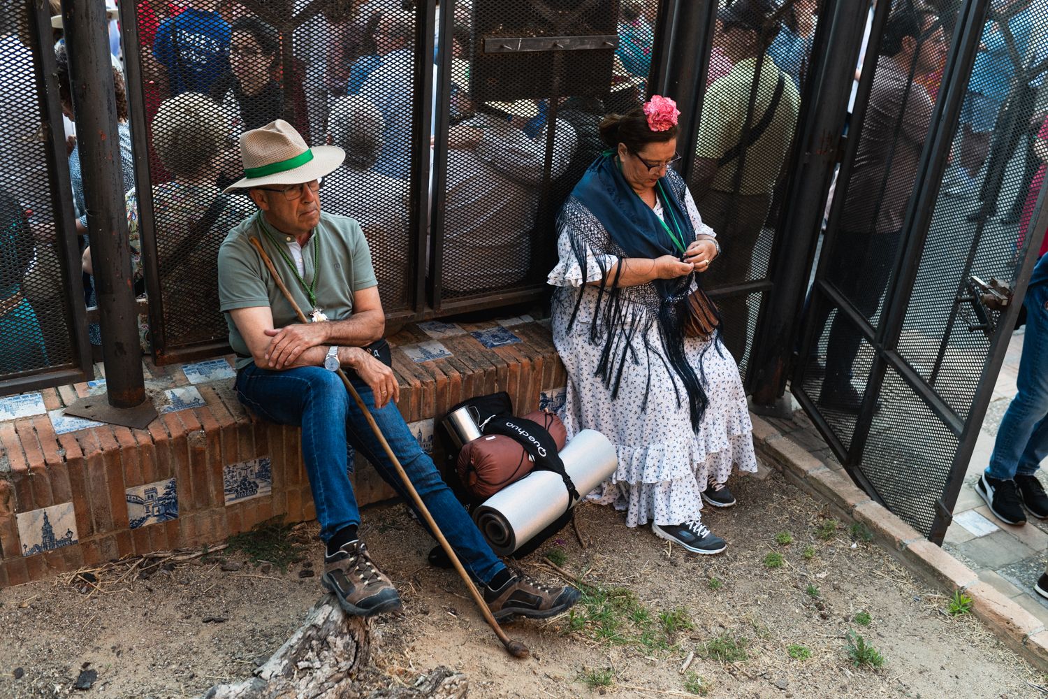 Peregrinos esperando en la puerta de la Iglesia de San Jacinto.