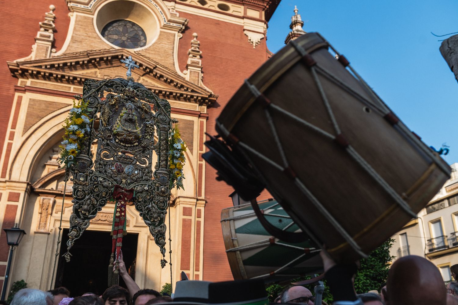 El simpecado de Triana, saliendo de la Iglesia de San Jacinto.