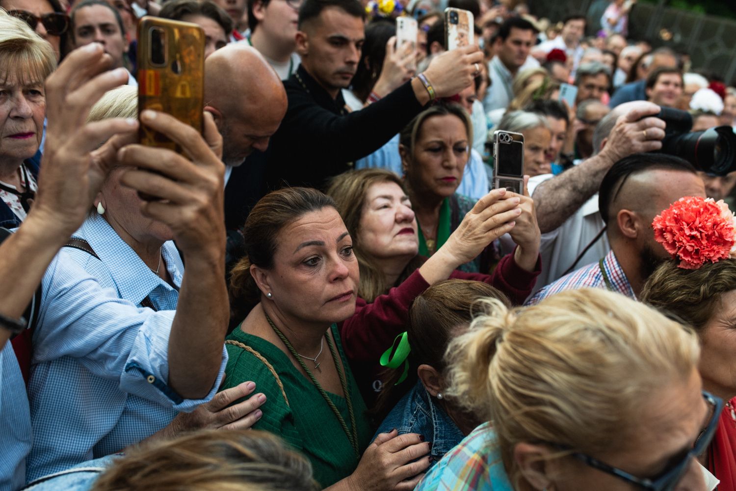 Expectación ante la salida del simpecado de Triana de la Iglesia de San Jacinto.
