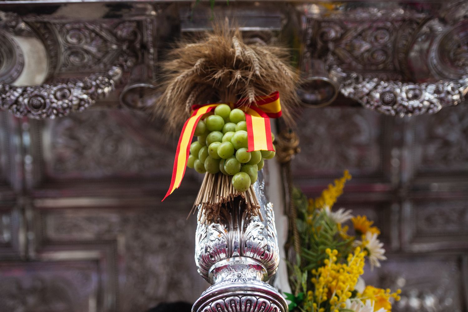 Balcón de la plaza del Altozano, momentos antes del paso del simpecado de Triana.