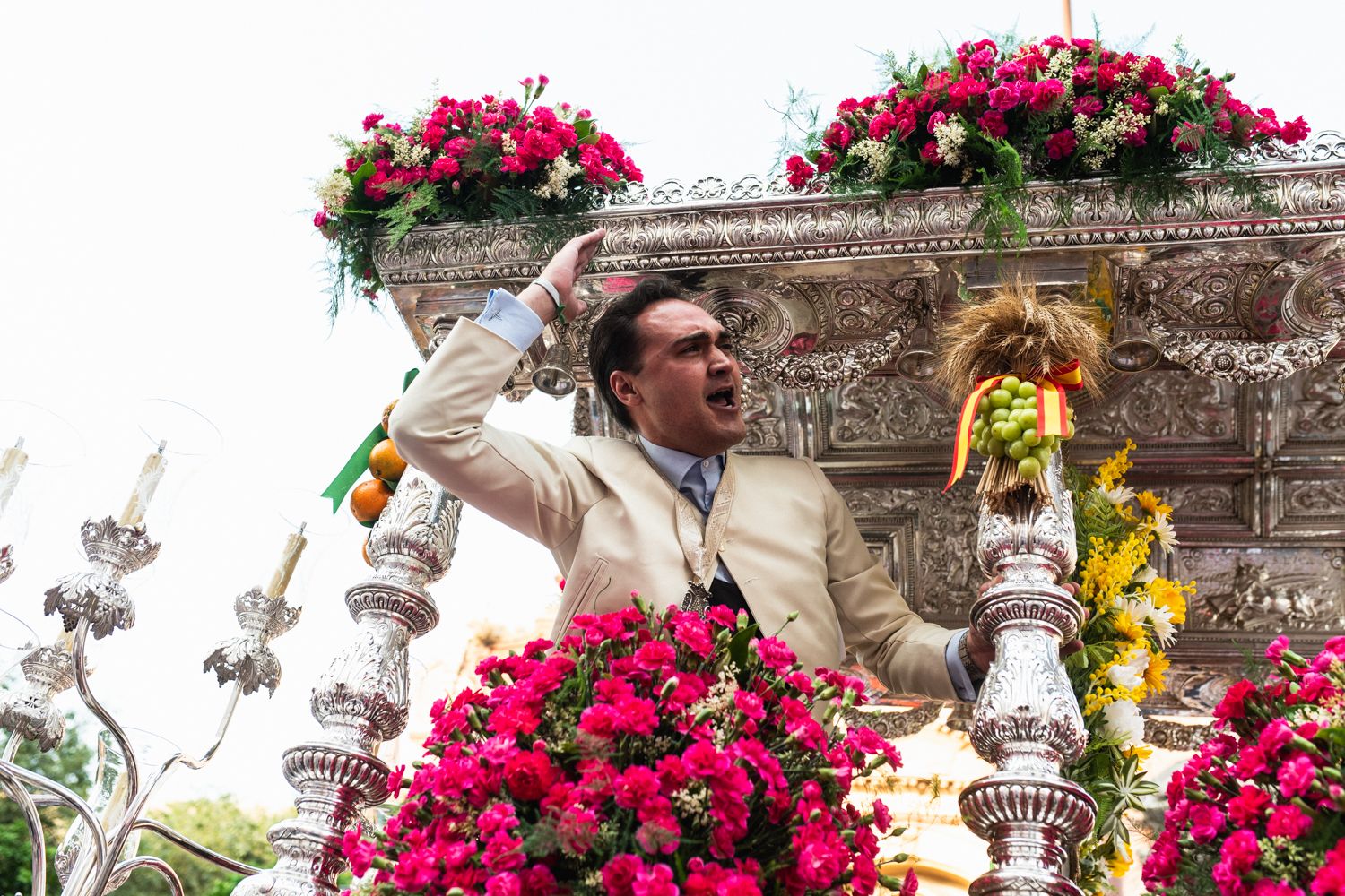 El hermano encargado de colocar el simpecado en la carreta, gritando un "¡Viva la virgen del Rocío!".