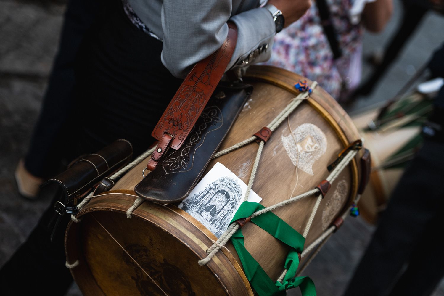 Detalle del tambor de uno de los tamborileros de la Hermandad de Triana.