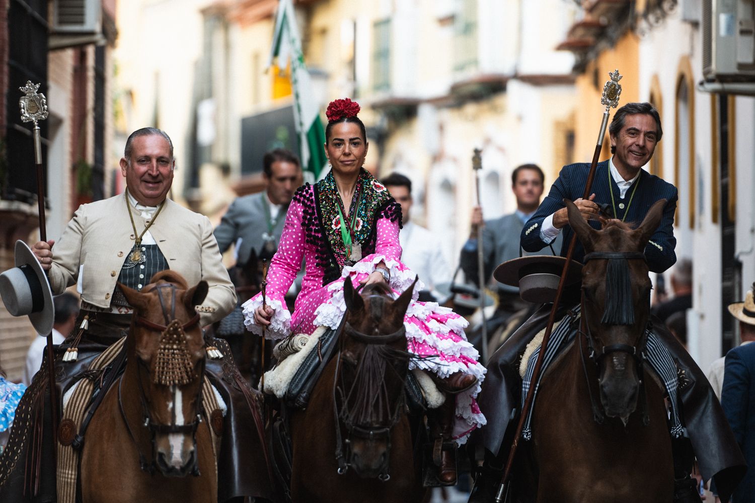 La comitiva de Triana, por la calle Rodrigo de Triana.