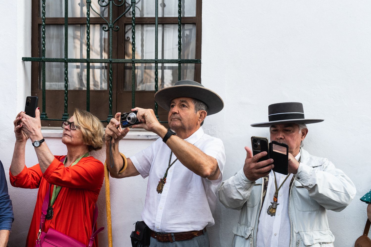 Expectación por la calles de Triana, ante el paso de la hermandad.