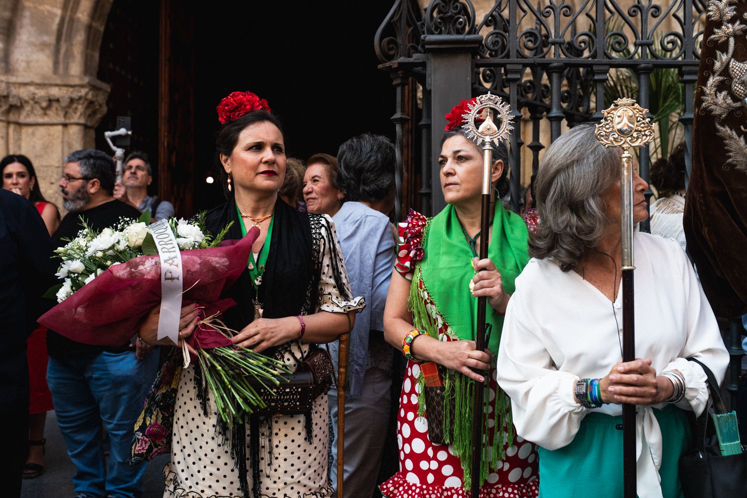 Una ofrenda de flores, a la puertas de la Iglesia de Santa Ana.