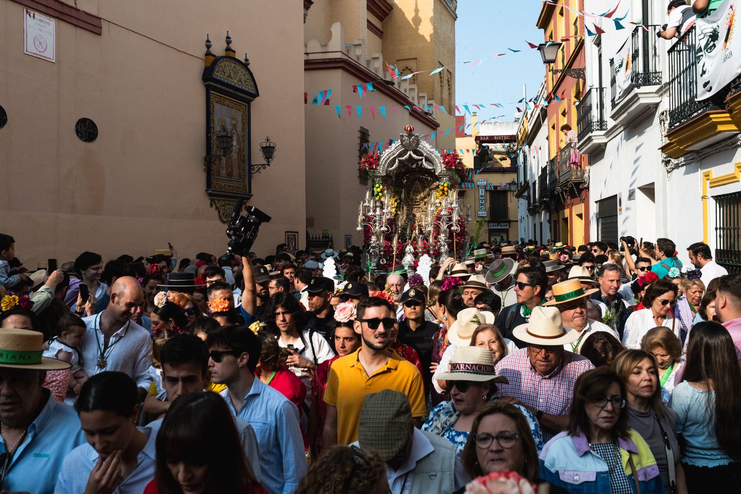 Primeros rayos de sol de la mañana, al paso del simpecado de Triana por la iglesia de Santa Ana.