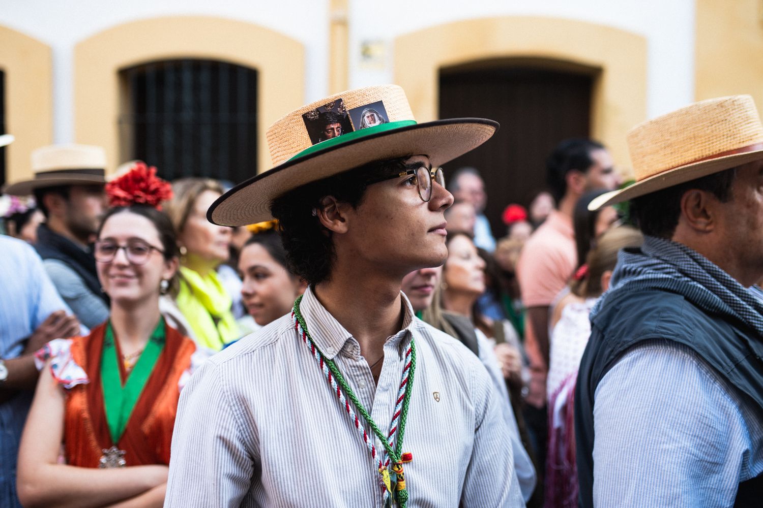Un peregrino, en la calle Pureza de Triana.