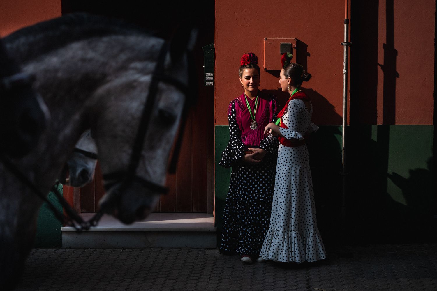 Dos peregrinas, en la calle Pureza de Triana.