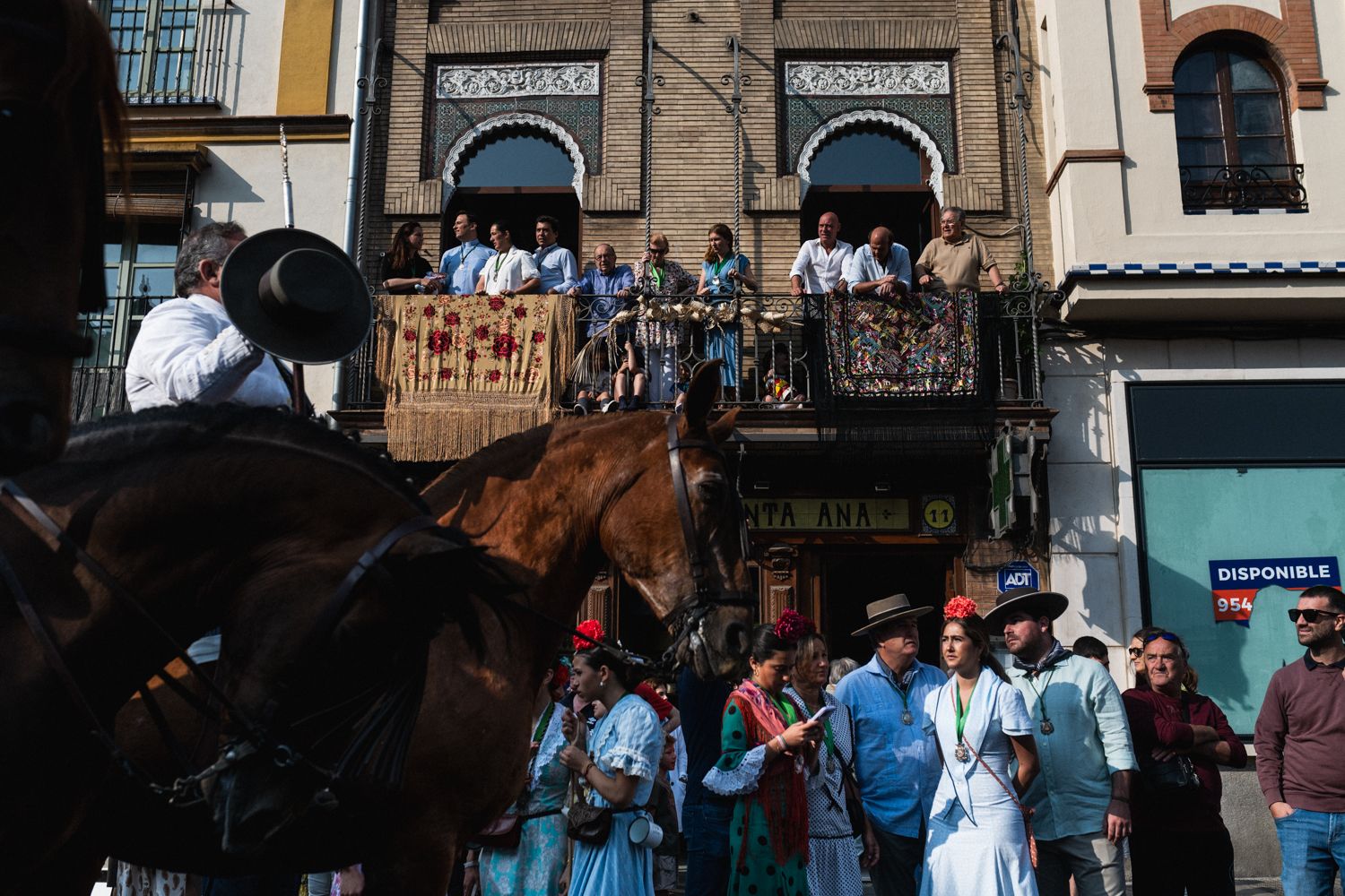 Balcón de la plaza del Altozano, momentos antes del paso del simpecado de Triana.