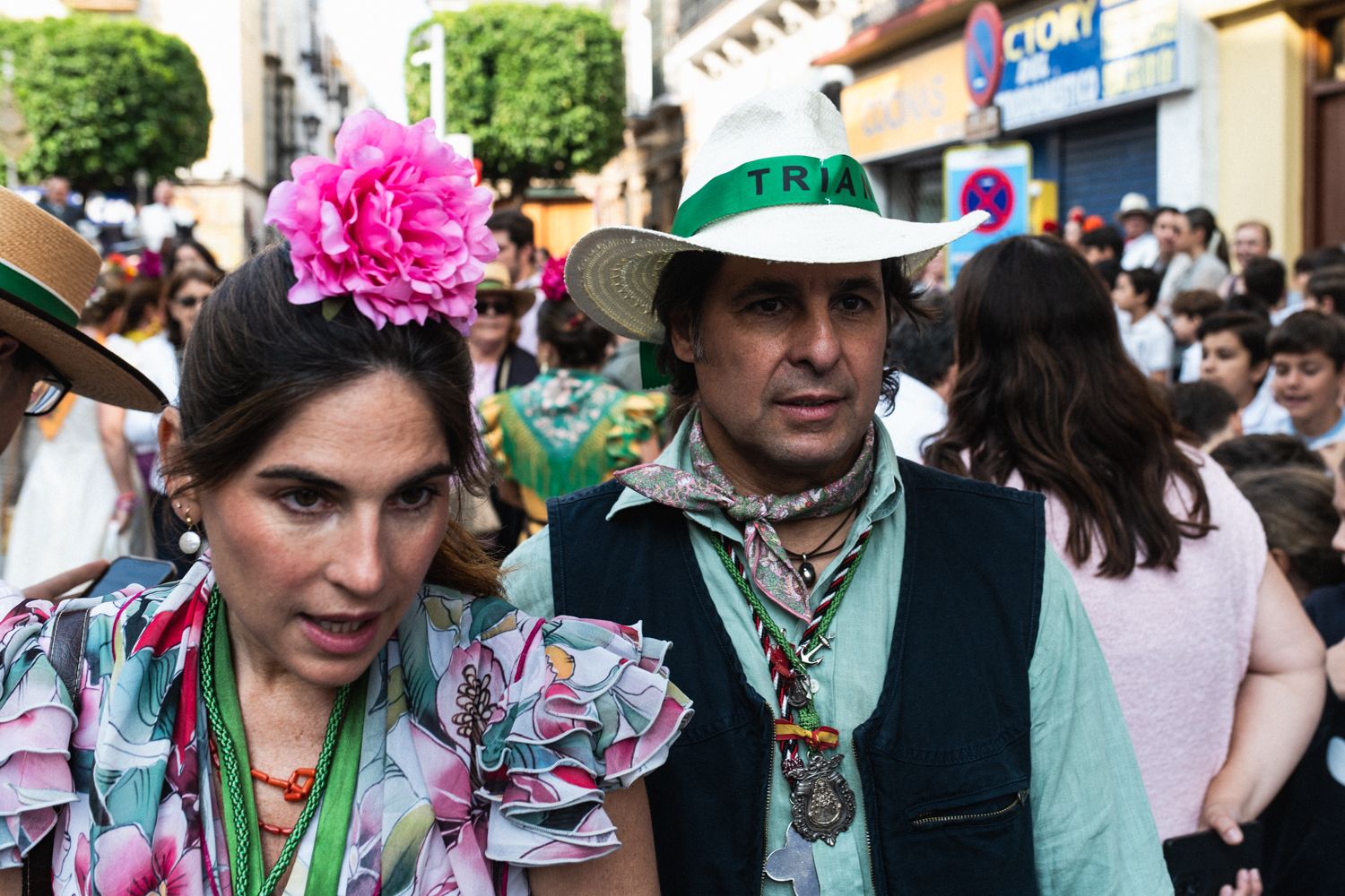 Fran Rivera, en la calle Castilla, con la Hermandad de Triana.