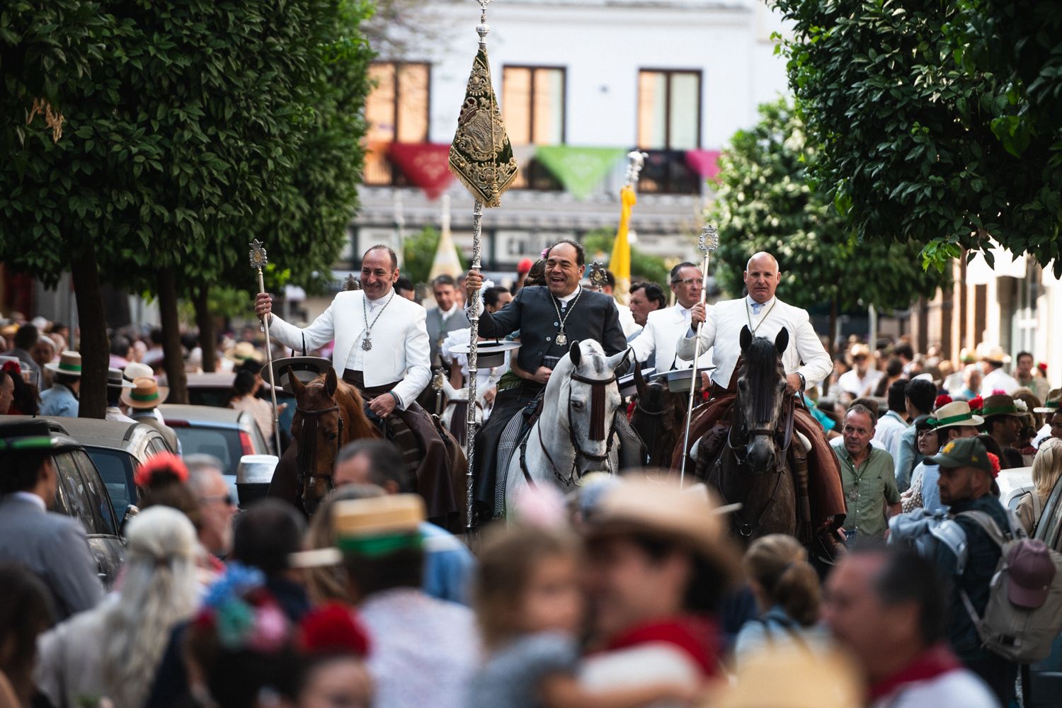 La comitiva a su paso por la calle Castilla.