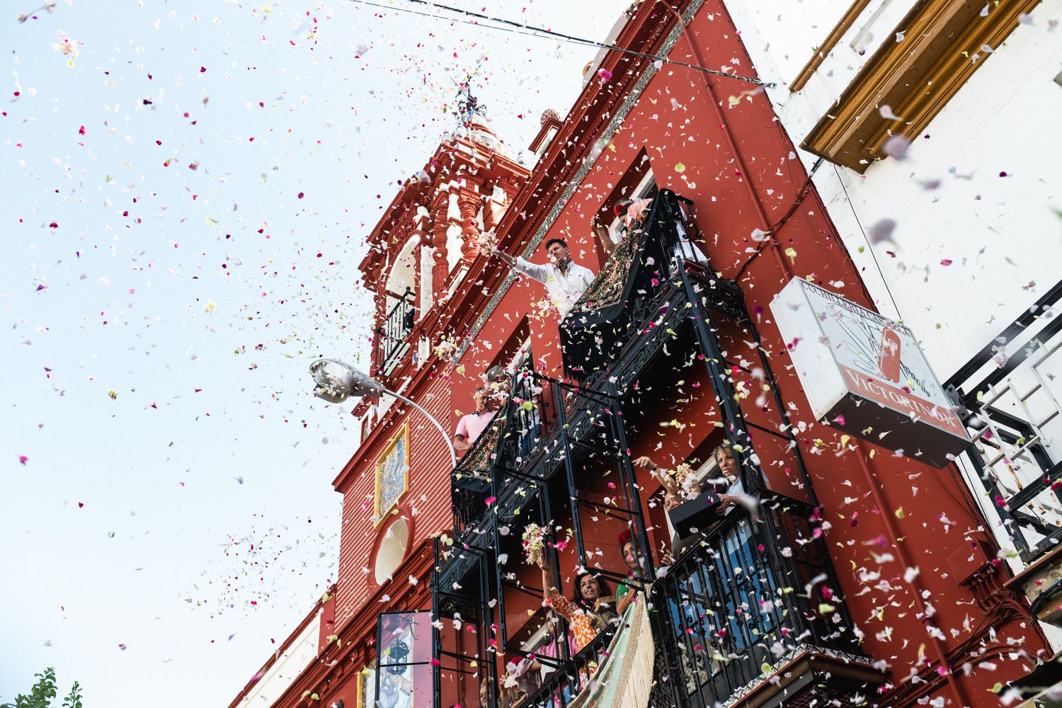 Desde balcones de la calle Castilla, se han lanzado 'petalás' al simpecado de Triana.