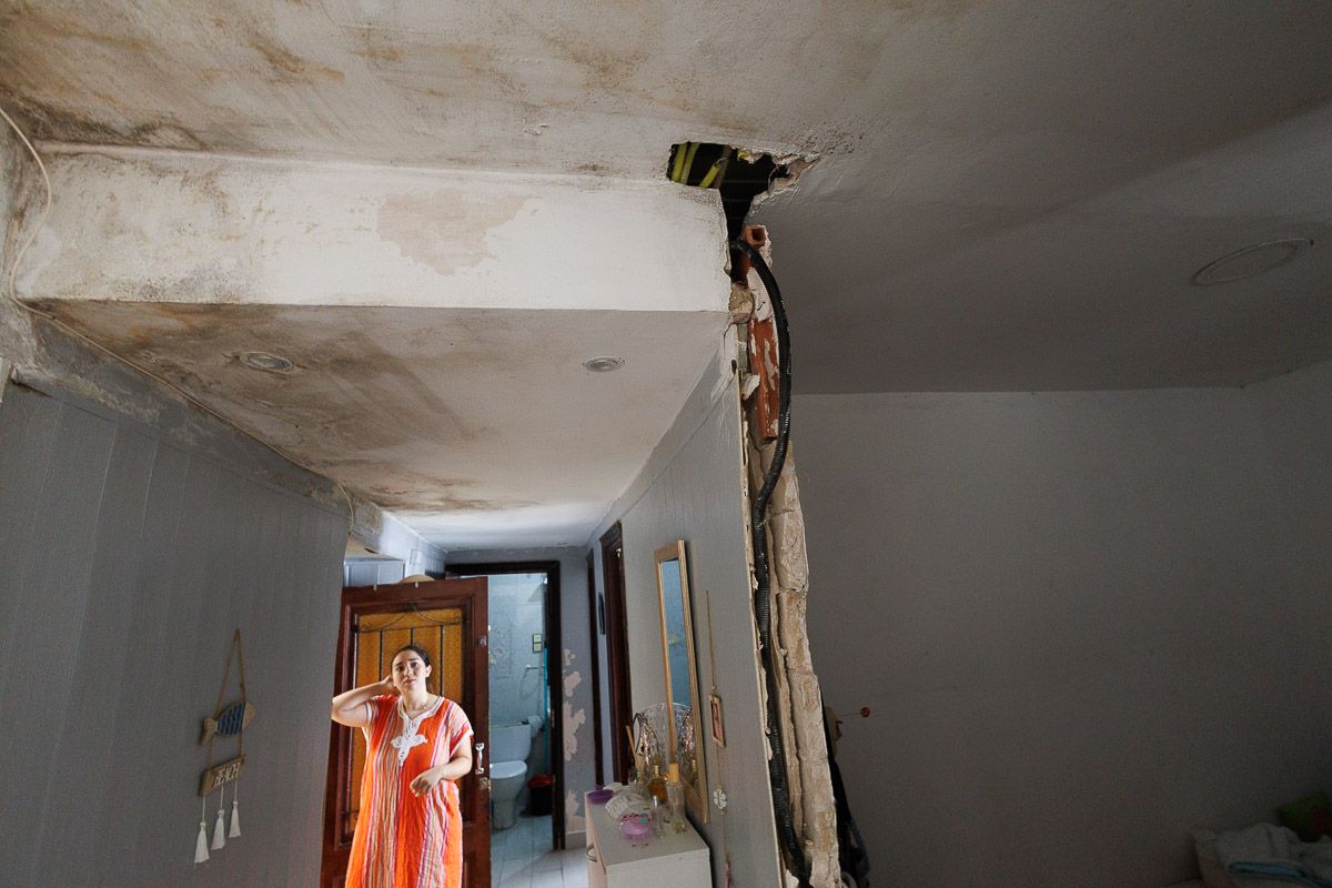 Una vecina en las infraviviendas de Javier de Burgos, en Cádiz.