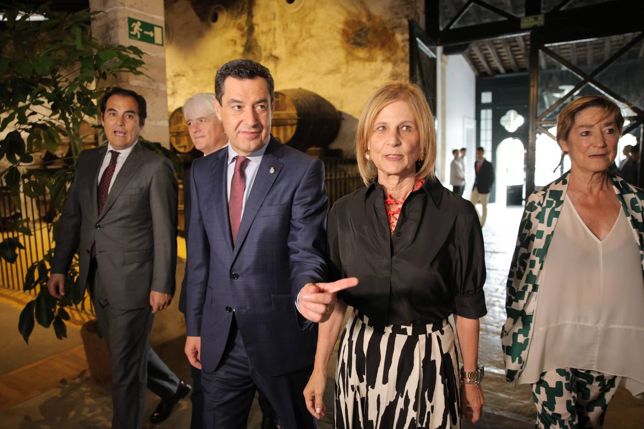 Juanma Moreno, junto a María José García-Pelayo, en Jerez. 