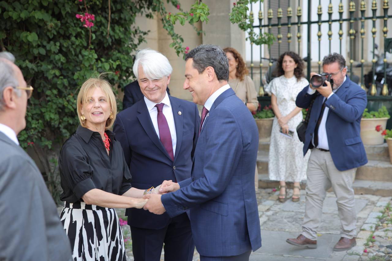 Una imagen del paso de Juanma Moreno por Jerez, junto a María José García-Pelayo, para asistir a las IX Jornadas de Juntas de Gobierno de la Abogacía.