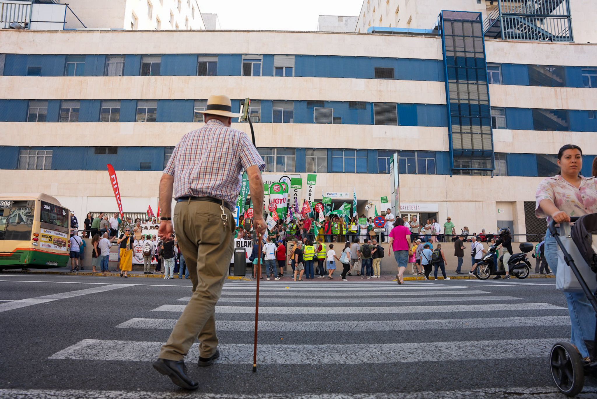 Un hombre llega al Hospital Puerta del Mar de Cádiz, durante una protesta contra la privatización de la sanidad.