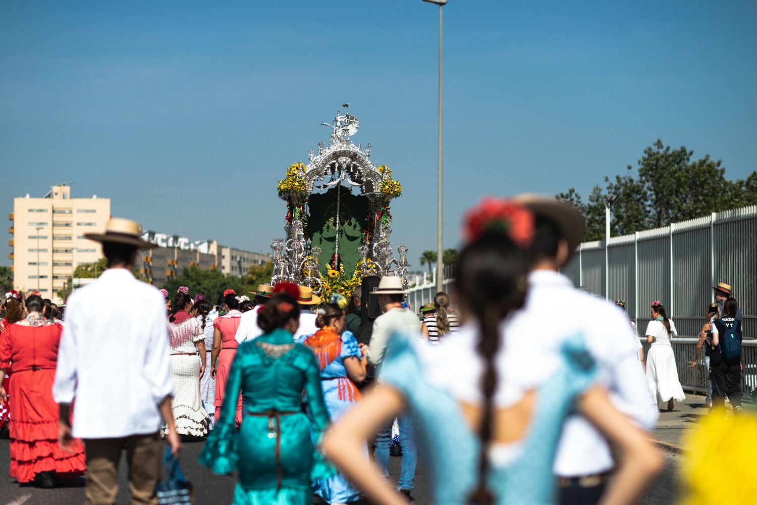 El simpecado de Sevilla Sur, camino de la aldea de El Rocío.