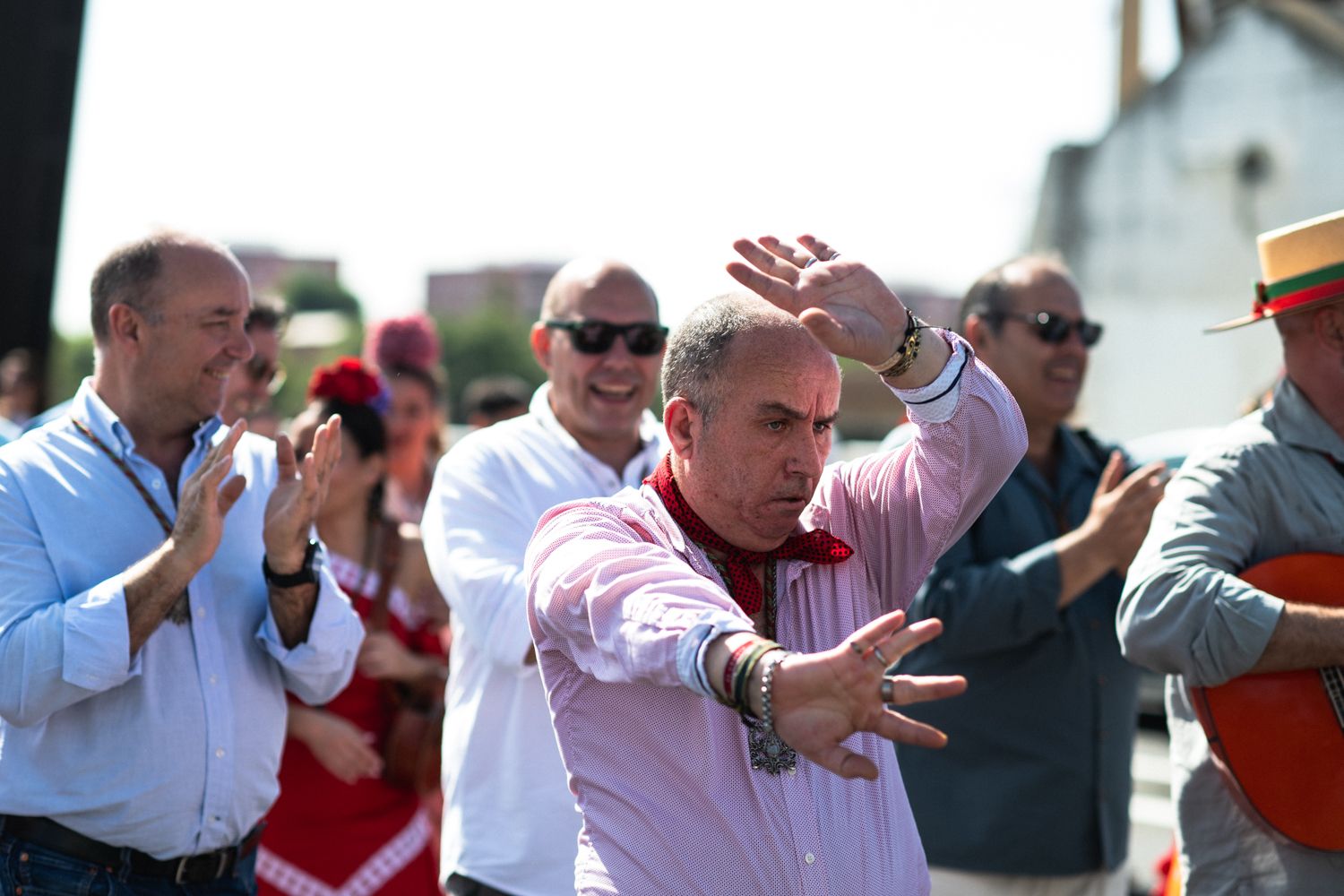 Un peregrino, bailando una sevillana.