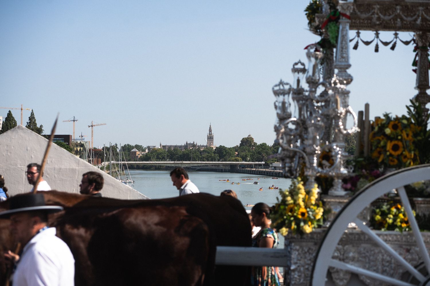 El simpecado de Sevilla Sur, cruzando el Puente de la Delicias.