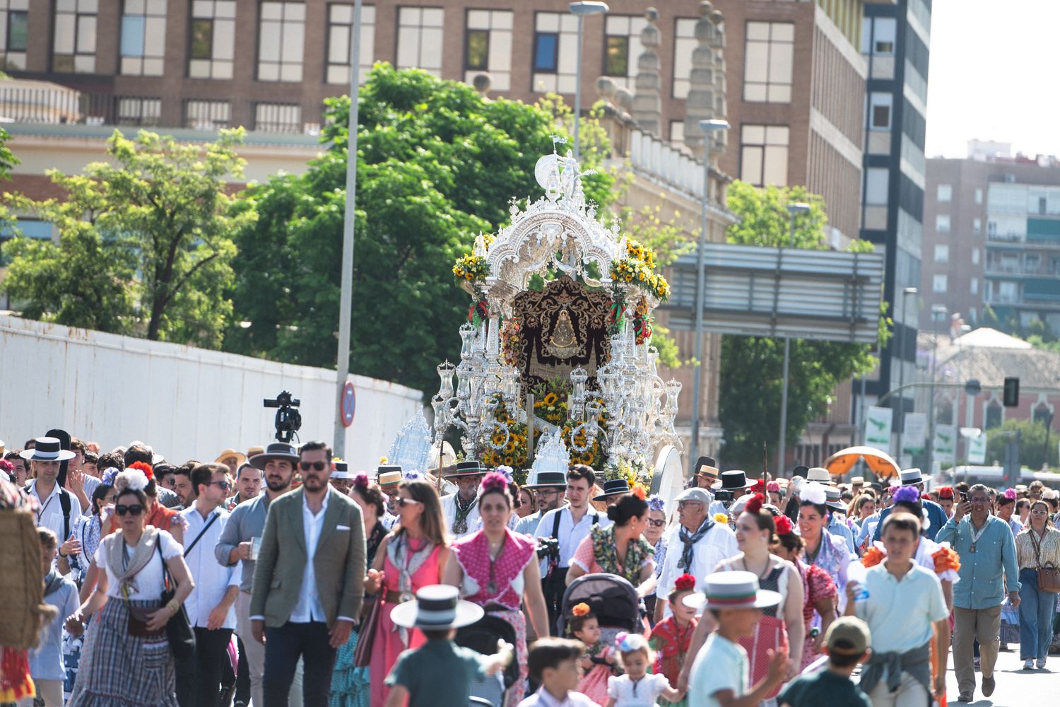 El simpecado de Sevilla Sur, empezando a cruzar el Puente de las Delicias.
