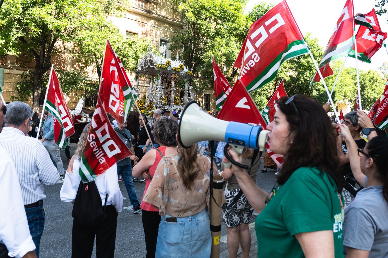 Protesta de CCOO, al paso del simpecado de Sevilla Sur.