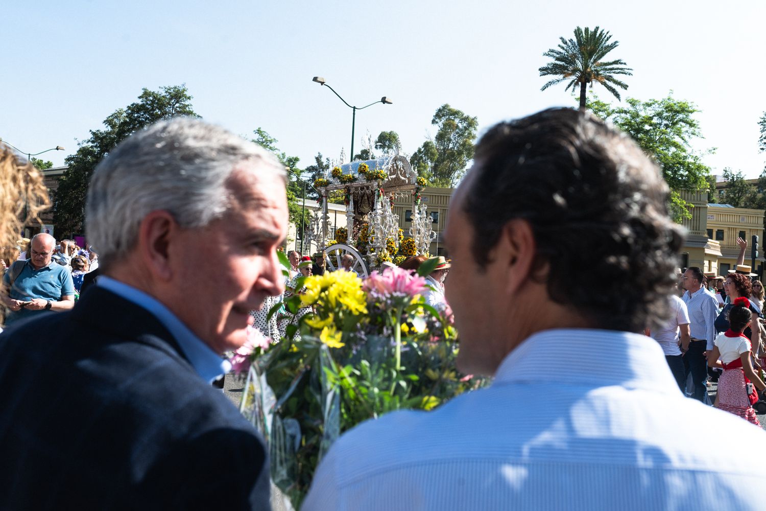 El equipo directivo del Hospital de Fátima, ante el simpecado de Sevilla Sur.