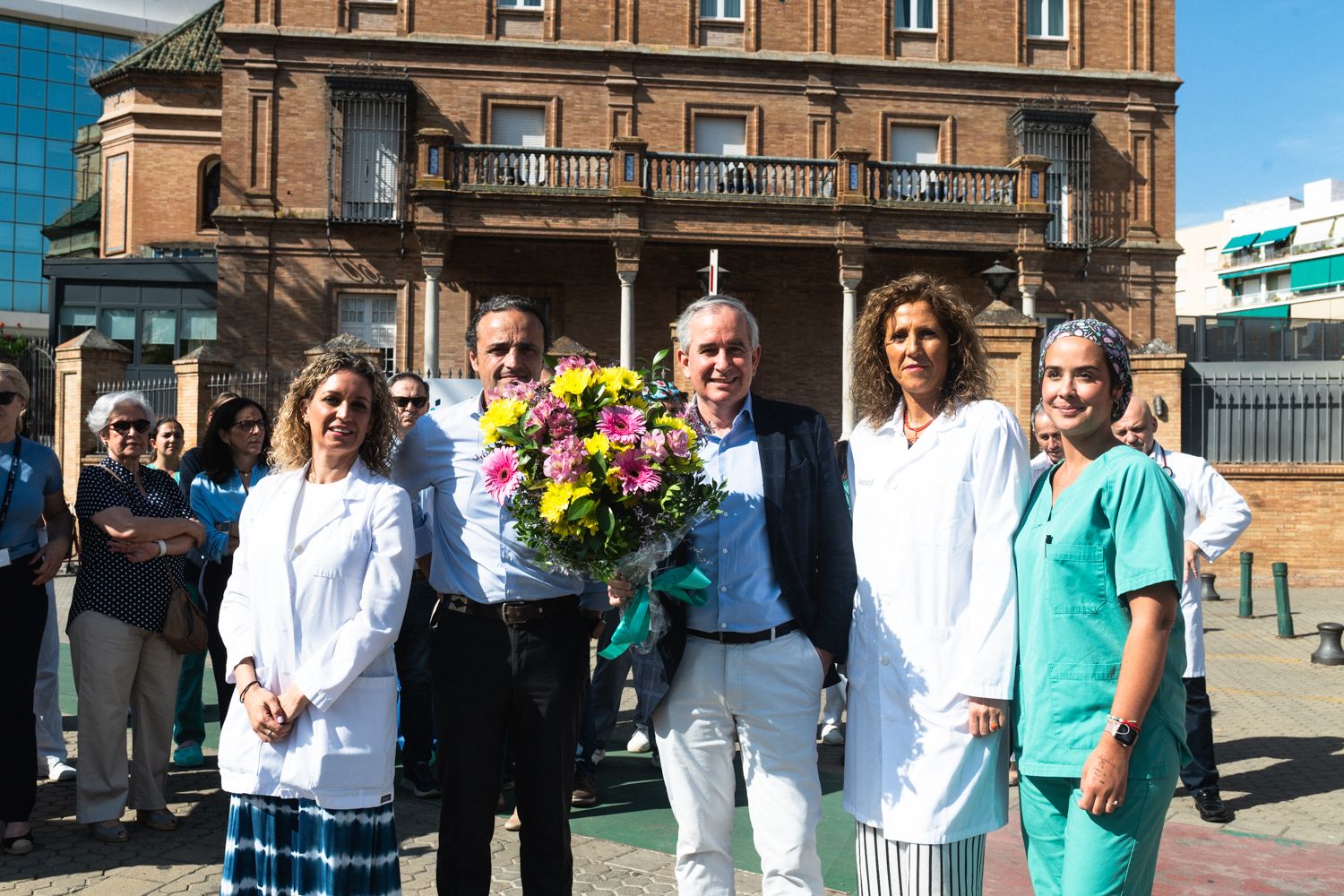 Miembros del equipo directivo del Hospital de Fátima, momentos antes de la ofrenda floral al simpecado de Sevilla Sur.