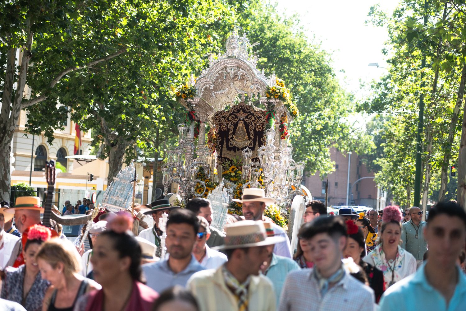 El simpecado de  la Hermandad del Rocío Sevilla Sur, en la avenida de la Guardia Civil.